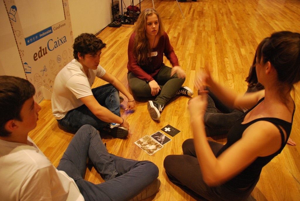 CaixaEscena es un proyecto de formación del profesorado en técnicas teatrales en el que Alioth arte&ciencia colabora en varios ámbitos. Desde la organización de encuentros de teatro escolar a la realización de talleres para grupos de primaria, pasando por la coordinación del área de atención a la diversidad o el trabajo con grupos de mayores. Más información: http://www.caixaescena.org